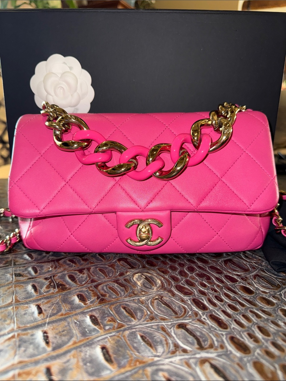 CHANEL
LAMBSKIN QUILTED RESIN BI-COLOR CHAIN
FLAP BAG PINK